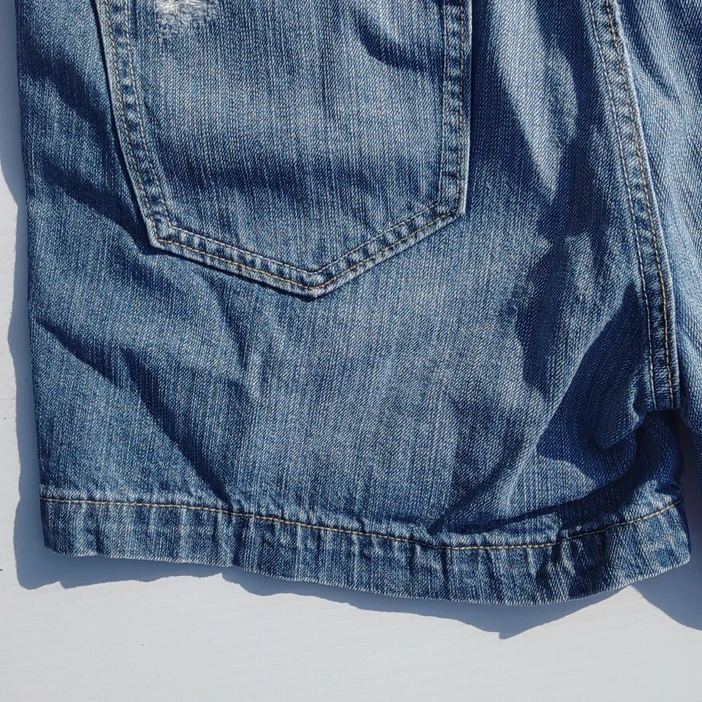 🌜OLD NAVY Mid-Rise Distressed Shorts in Medium Dark Wash - Picture 12 of 16